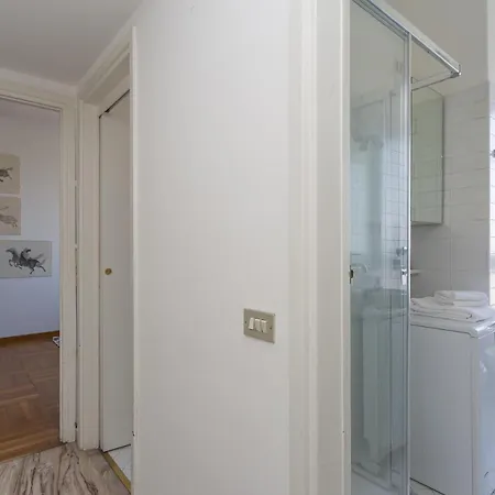 Skyline View Biancamano 1 Bdr With Balcony By Rentopolis * Milan