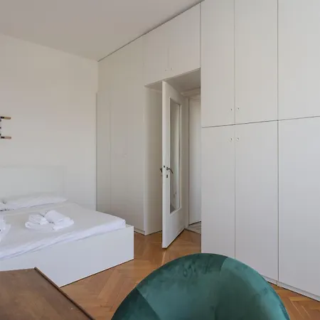 Apartment Skyline View Biancamano 1 Bdr With Balcony By Rentopolis Milan