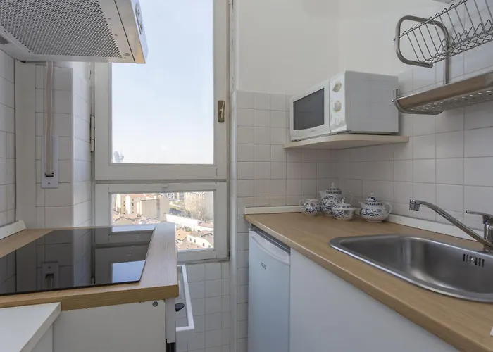 Skyline View Biancamano 1 Bdr With Balcony By Rentopolis Διαμέρισμα