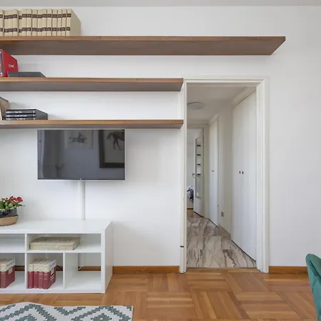 Skyline View Biancamano 1 Bdr With Balcony By Rentopolis Milano